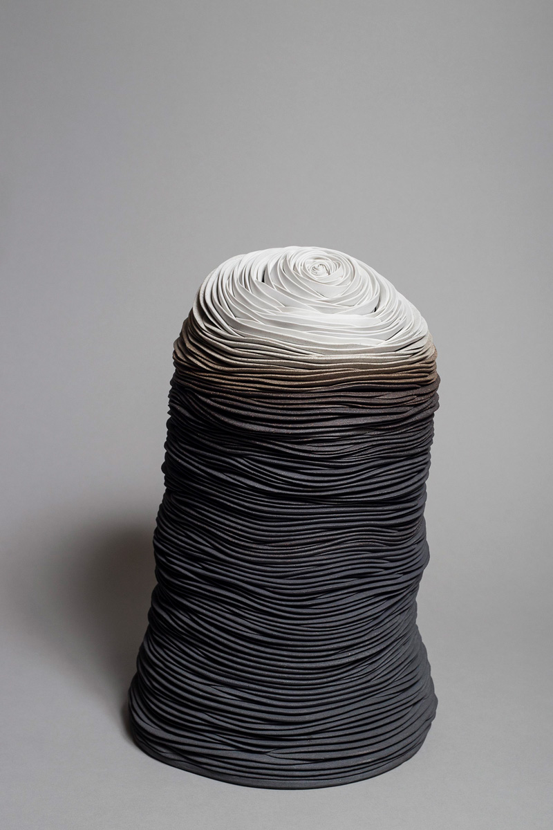 Cristine-Bath-artiste-ceramiste-05-Specimen-blanc-et-noir-2019-22x22x42cm-sculpture-ceramique-photo-ChristineRefalo