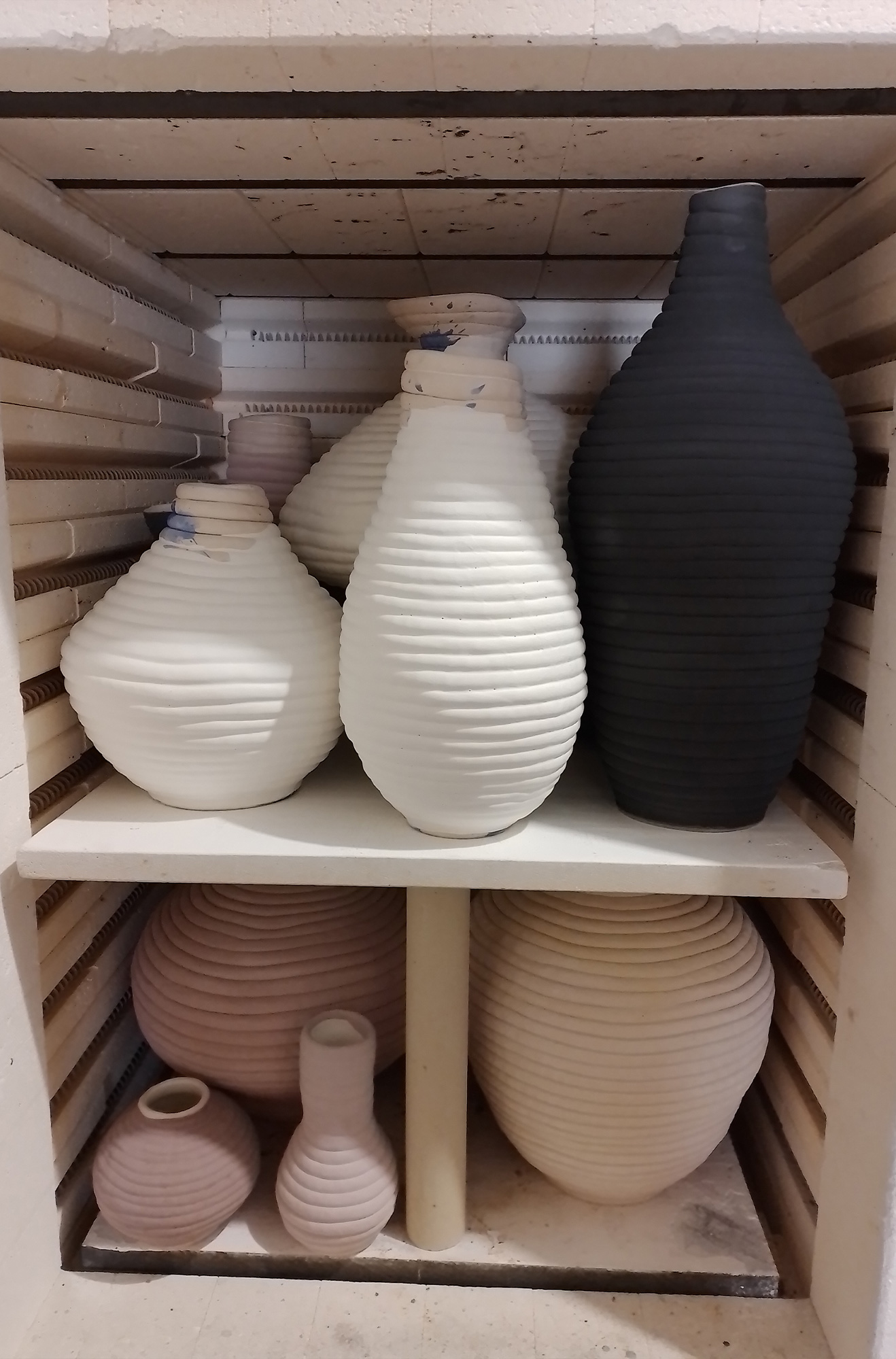Cristine-Bath-artiste-ceramiste-porcelaine-gres-vases-four