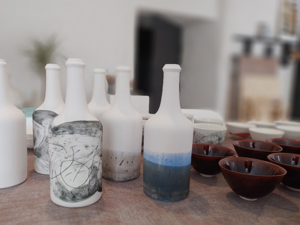 atelier-cristine-bath-ceramique-contemporaine-bols-coupelles-tasses-bouteilles-creation-porcelaine-gres-sculpture
