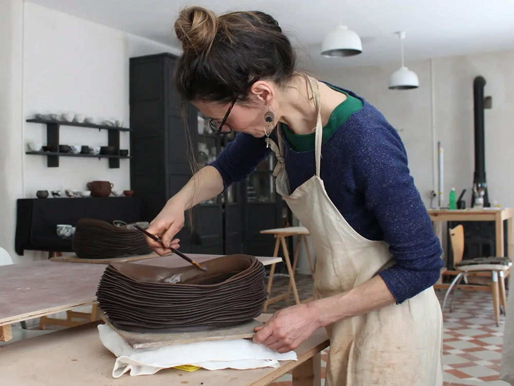 cristine-bath-artiste-ceramiste-atelier-ceramique-contemporaine-bols-coupelles-tasses-bouteilles-creation-porcelaine-gres-sculpture